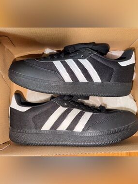 adidas Black and White Men’s bike clip Low-Top shoes with Three Stripes